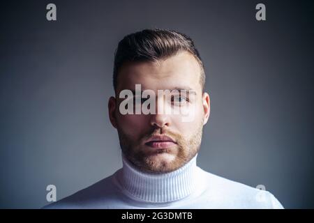 Uomo unshaven macho primo piano viso. Concetto di barbiere. Setole brutali. Bel ragazzo unshaven. Mascolinità e bellezza. Uomo ben curato e non rasato elegante Foto Stock