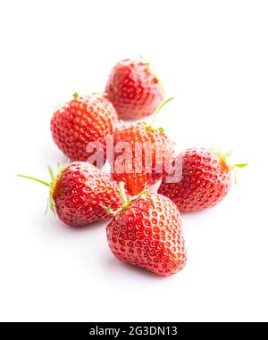 Fragole rosse mature intere isolate su sfondo bianco. Foto Stock