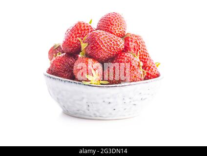 Fragole rosse mature intere in ciotola isolata su fondo bianco. Foto Stock