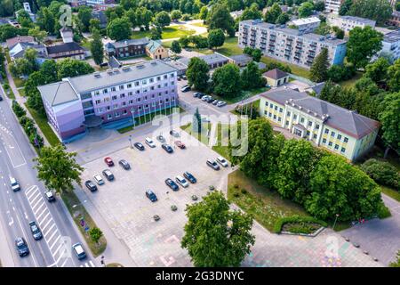 Vista dall'alto della città di Dobele, degli edifici amministrativi della città e della contea, regione di Zemgale, Lettonia Foto Stock