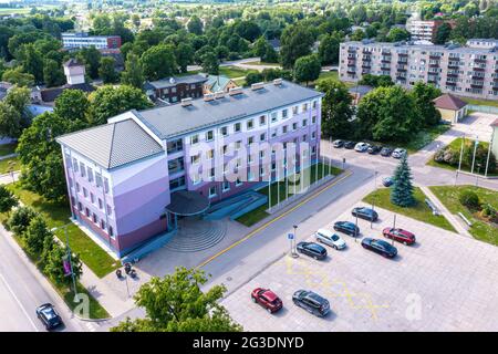 Vista dall'alto della città di Dobele, degli edifici amministrativi della città e della contea, regione di Zemgale, Lettonia Foto Stock