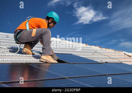 i tecnici installano pannelli solari fotovoltaici di nuova generazione sul tetto Foto Stock