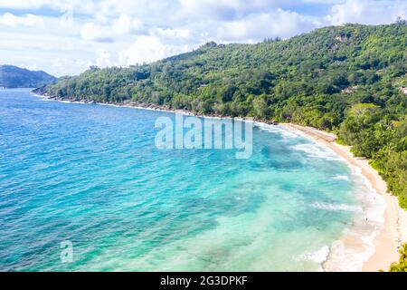 Seychelles Takamaka spiaggia Mahe isola vacanza mare oceano palme drone vista aerea foto turismo Foto Stock