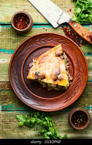 Torta con manzo tritato e funghi su piatto.pezzo di carne torta Foto Stock