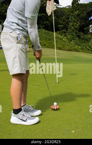 Belle riprese ad alta velocità di scatto di altalene da golf nel Royal Hawaiian Golf Club, in Oahu Hawaii Foto Stock