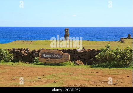 Statua di Moai alla piattaforma Ceremonial di Hanga Kio’e con l’Oceano Pacifico in background, Isola di Pasqua, Cile Foto Stock