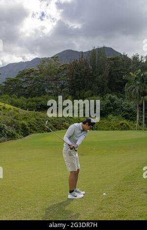 Belle riprese ad alta velocità di scatto di altalene da golf nel Royal Hawaiian Golf Club, in Oahu Hawaii Foto Stock