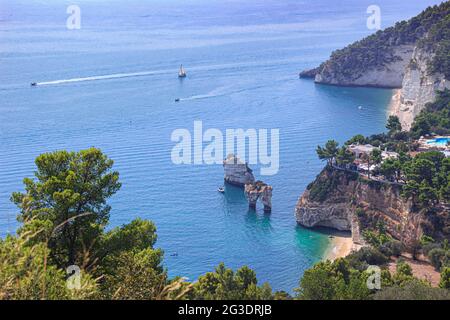 Le coste più belle d'Italia: Baia di Zagare (Puglia). Le spiagge offrono una vista mozzafiato con briganti scogliere carsiche bianche, mare blu smeraldo. Foto Stock