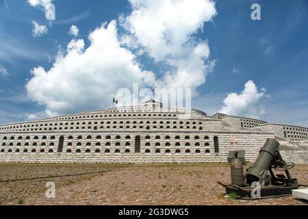 Santuario militare di Bassano del Grappa panoramica sul Monte Grappa Foto Stock