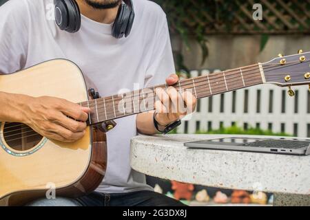 Ragazzo che suona la chitarra all'hom Foto Stock