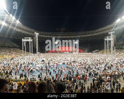 Concerto rock serale di fronte ad un grande pubblico all'aperto Foto Stock