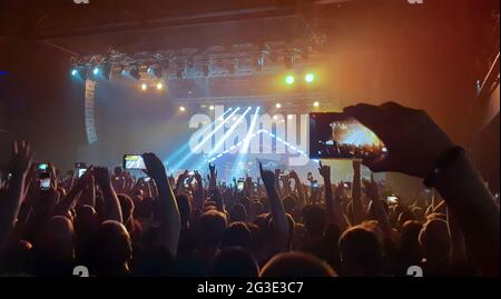 Concerto rock serale di fronte ad un grande pubblico nel club Foto Stock