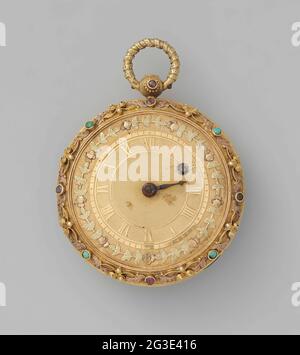Orologio con fiori. Orologio oro. Decorato con ornamenti filigrani, rubini e opali. Foto Stock