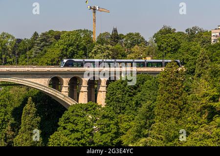 Tram sul ponte di Adolphe in Lussemburgo Foto Stock