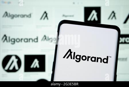 Logo della piattaforma di criptovaluta Algorand visto sullo smartphone e logo di Algorand sfocati sul laptop sfocato. Concetto. Stafford, Regno Unito, 16 giugno 20 Foto Stock