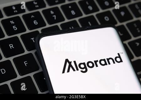 Logo della piattaforma di criptovaluta Algorand visibile sullo smartphone posizionato sulla tastiera del computer portatile. Concetto. Stafford, Regno Unito, 16 giugno 2021. Foto Stock