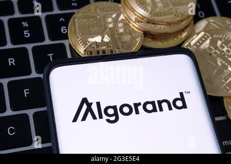 Logo della piattaforma di criptovaluta Algorand visibile sullo smartphone posizionato sulla tastiera del computer portatile. Concetto. Stafford, Regno Unito, 16 giugno 2021. Foto Stock