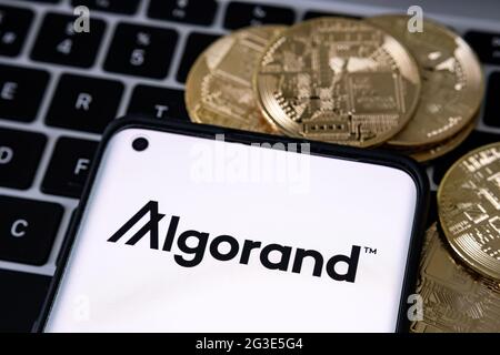 Logo della piattaforma di criptovaluta Algorand visibile sullo smartphone posizionato sulla tastiera del computer portatile. Concetto. Stafford, Regno Unito, 16 giugno 2021. Foto Stock