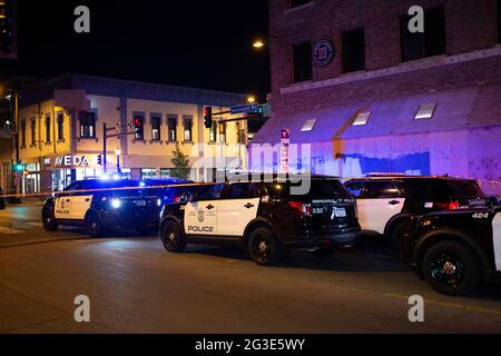 Minneapolis, Minnesota, Stati Uniti. 15 giugno 2021. 15 giugno 2021-Minneapolis, Minnesota, USA: Le squadre di polizia di Minneapolis sono parcheggiate al lago e Hennepin nel Uptown di Minneapolis. Per la seconda volta in un giorno, la polizia di Minneapolis ha fatto irruzione in una trafficata striscia di Minneapolis, che è stata chiusa al traffico da dimostranti che piangono la perdita di Donna Marie Knajdek di Minneapolis. Knajdek è stato ucciso quando un driver si è schiantato nella sua auto, che è andata in aereo e la ha colpita criticamente, mentre protestando la recente morte di Winston Boogie Smith, Jr. Durante un'operazione di Marshalls degli Stati Uniti nelle vicinanze. (Credi Foto Stock