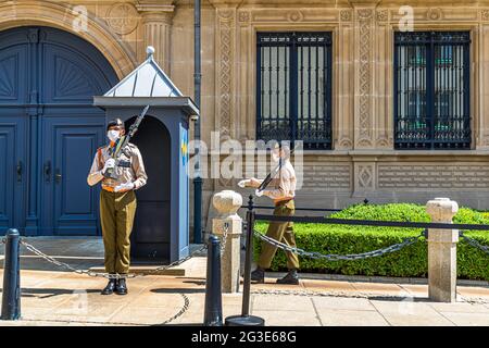 Cambio della guardia di fronte al Palazzo granducale, Lussemburgo Foto Stock