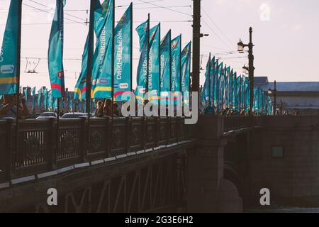 San Pietroburgo, Russia - 12 giugno 2021: Bandiere con i simboli del campionato di calcio 'Euro 2020' sono installate sui palchi Foto Stock