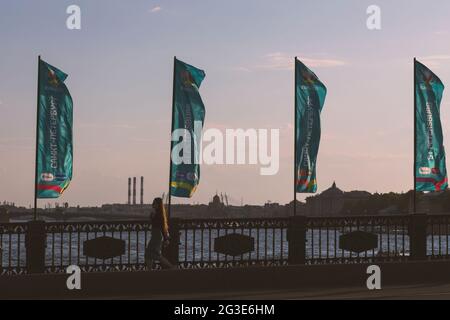 San Pietroburgo, Russia - 12 giugno 2021: Quattro bandiere con i simboli del campionato di calcio 'Euro 2020' sulla ringhiera del ponte Foto Stock