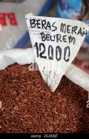 Riso rosso al mercato del riso, a Tigaraksa, Tangerang, Banten, Indonesia Foto Stock