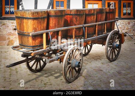 Antico carro utilizzato per la vendemmia in Alsazia Foto Stock