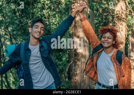 coppia multietnica che si gode un viaggio all'aperto o un'escursione con zaini in natura Foto Stock