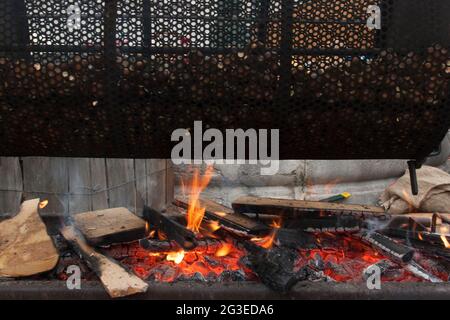 FRANCIA. ARDECHE (07) ANTRAIGUES SUR VOLANE VILLAGGIO DI CARATERE (VILLAGGIO DI CARATTERE) SPIT ROASTER CON CASTAGNE AL MOMENTO A PARTIRE DA CASTAGNADES DI AU Foto Stock