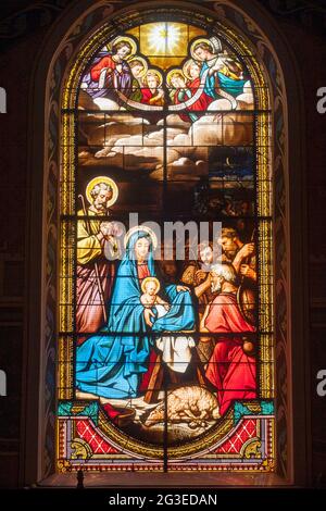 FRANCIA. GARD (30) AIGUEZE LES PLUS BEAUX VILLAGE DE FRANCE (IL PIÙ BEL VILLAGGIO DI FRANCIA) VETRATE DELLA CHIESA VETRATE DEL 19 Foto Stock