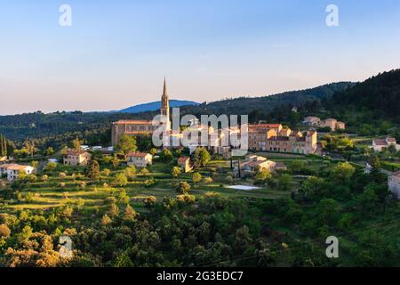 FRANCIA. ARDECHE (07) BANNE VILLAGE DE CARATERE (VILLAGGIO DI CARATTERE) STILE GOTICO CHIESA E IL VILLAGGIO Foto Stock