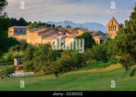 FRANCIA. ARDECHE (07) AILHON VILLAGGIO DE CARATERE (VILLAGGIO DI CARATTERE) VISTA DEL VILLAGGIO E LA SUA CHIESA CON CAMPANILE TORRE CON PETTINE Foto Stock