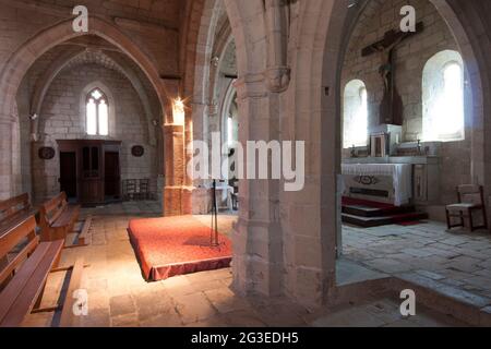 FRANCIA. ARDECHE (07) AILHON VILLAGE DE CARATERE (VILLAGGIO DI CARATTERE) NEF DELLA CHIESA Foto Stock