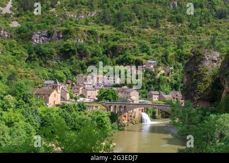 FRANCIA. LOZERE (48) SAINT CHELY DU TARN LE VILLAGGIO E IL SUO CACACACADE IL FIUME TARN Foto Stock