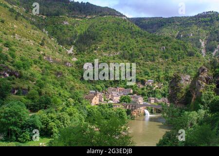 FRANCIA. LOZERE (48) SAINT CHELY DU TARN LE VILLAGGIO E IL SUO CACACACADE IL FIUME TARN Foto Stock