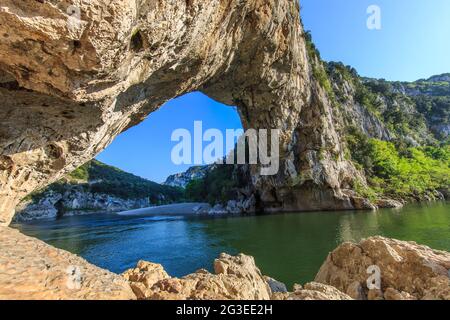 FRANCIA. ARDECHE (07) VALLON PONT D'ARC RISERVA NATURALE DI GOLA NELL'ARDECHE SOTTO L'ARCO DEL PONT D'ARC (IL PONTE DI ARC) IL FIUME ARDECHE Foto Stock