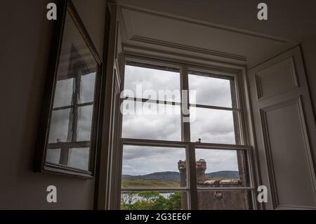 Vista da una finestra del castello di Dunvegan, residenza della famiglia del clan MacLeod, Isola di Skye, Scozia. Concetto: Viaggio in Scozia, storico bu Scozzese Foto Stock