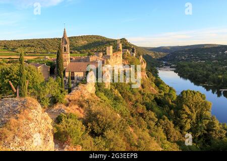 FRANCIA. GARD (30) AIGUEZE LES PLUS BEAUX VILLAGE DE FRANCE (IL PIÙ BEL VILLAGGIO DI FRANCIA) VISTA DEL VILLAGGIO CHIESA EGLISE SAINT ROCH, IL R. Foto Stock