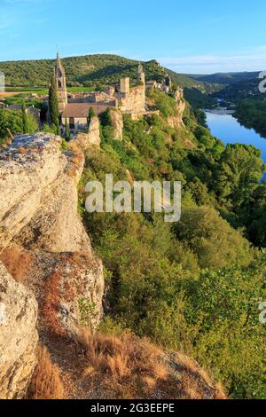 FRANCIA. GARD (30) AIGUEZE LES PLUS BEAUX VILLAGE DE FRANCE (IL PIÙ BEL VILLAGGIO DI FRANCIA) VISTA DEL VILLAGGIO CHIESA EGLISE SAINT ROCH, IL R. Foto Stock