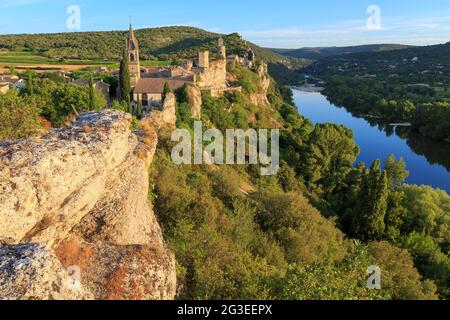 FRANCIA. GARD (30) AIGUEZE LES PLUS BEAUX VILLAGE DE FRANCE (IL PIÙ BEL VILLAGGIO DI FRANCIA) VISTA DEL VILLAGGIO CHIESA EGLISE SAINT ROCH, IL R. Foto Stock