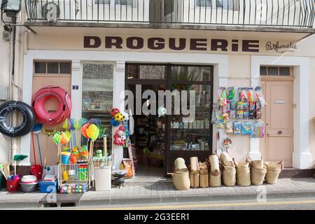 FRANCIA. ARDECHE (07) VALLON PONT D'ARC FACCIATA DE COMMERCE DRIGUERIE, ARTES DE PLAGE Foto Stock