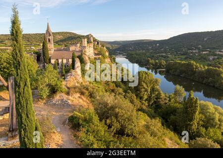 FRANCIA. GARD (30) AIGUEZE LES PLUS BEAUX VILLAGE DE FRANCE (IL PIÙ BEL VILLAGGIO DI FRANCIA) VISTA DEL VILLAGGIO CHIESA EGLISE SAINT ROCH, IL R. Foto Stock