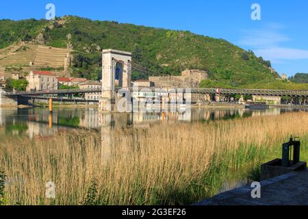 FRANCIA. ARDECHE (07) TAIN L'HERMITAGE PASSERELLE MARC SEGUIN, IL RODANO, IL CASTELLO DI TOURNON Foto Stock