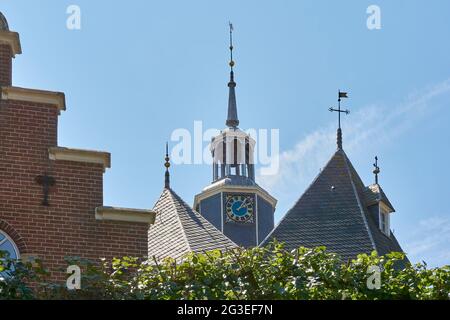 Vista sulla Jouster Toren o Jouster Toer in Joure contro un cielo blu. Nella parte anteriore una casa con una tegola a gradini. Foto Stock