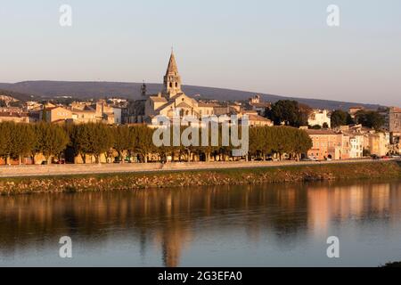 FRANCIA. ARDECHE (07) BOURG SAINT ANDEOL CAMPANILE E CAPEZZALE SANTO DELLA CHIESA ANDEOL, IL VILLAGGIO, SIEPI PLATANI, IL RODANO Foto Stock
