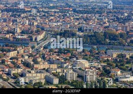 FRANCIA. DROME (26) VALENZA VISTA DEI GRANAI GUILERANI E VALENZA ATTRAVERSATA DAL RODANO Foto Stock