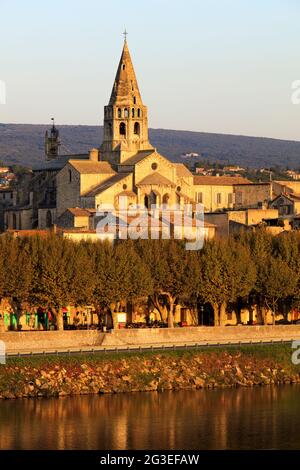 FRANCIA. ARDECHE (07) BOURG SAINT ANDEOL, CAMPANILE E CAPEZZALE SANTO DELLA CHIESA ANDEOL, IL VILLAGGIO, SIEPI PLATANI Foto Stock