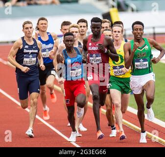 Eugene, O U.S. 11 giugno 2021. Oregon Cole Hocker, Alabama Eliud Kipsang e Notre Dame Yared Nuguse guida i corridori nel 1500m durante la divisione NCAA 1 Mens e donne pista e campo outdoor campionato a Hayward Field Eugene, OR. Thurman James/CSM/Alamy Live News Foto Stock