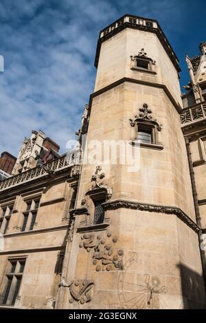 Parigi, Francia 3 ottobre 2015: Torre al Museo Nazionale del Medioevo, noto anche come il Museo Cluny. Molti oggetti e arte francesi della medieva Foto Stock